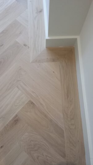 Visgraat vloer leggen in band